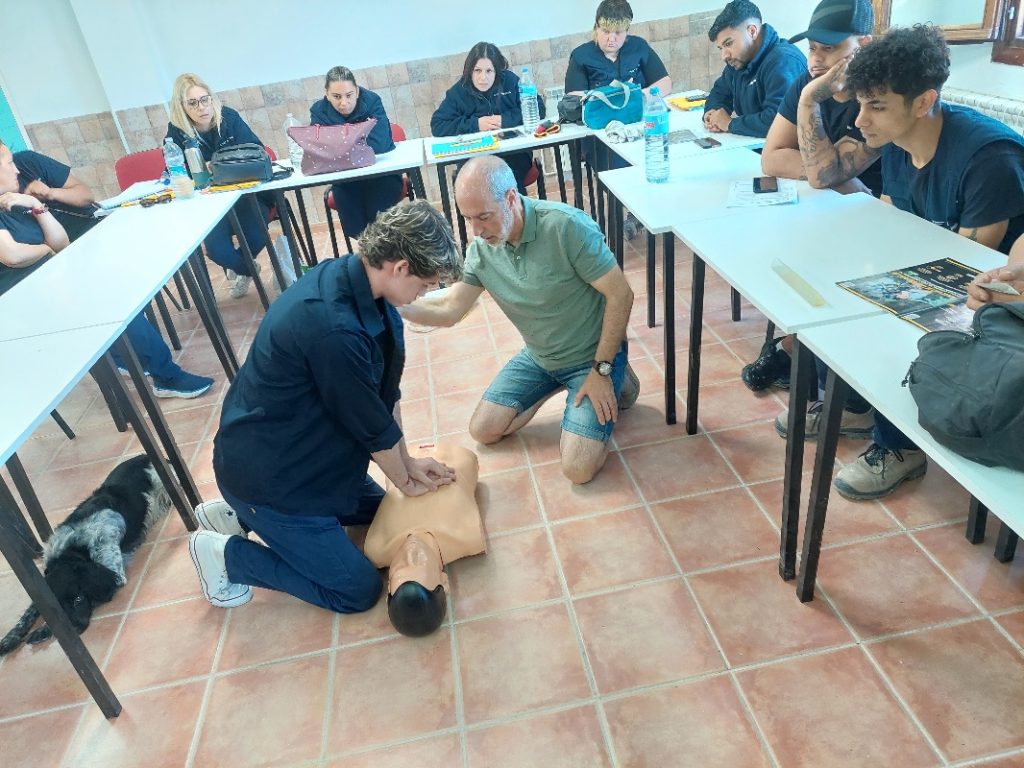 Un alumno del Proyecto Experiencial hace prácticas de RCP